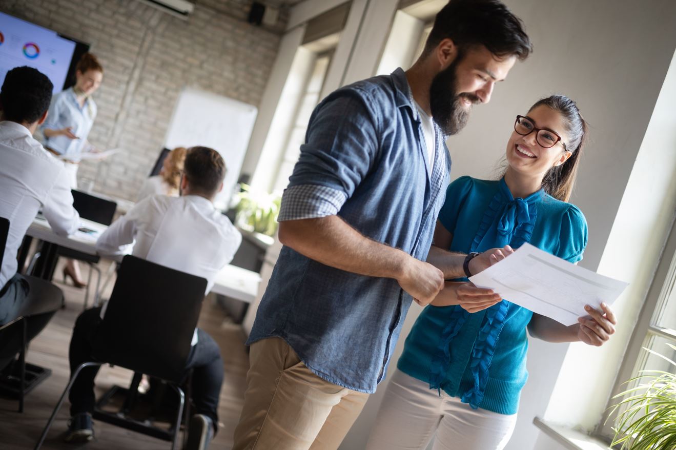 imagen de dos personas de pie mirando un documento imagen de dos personas de pie mirando un documento